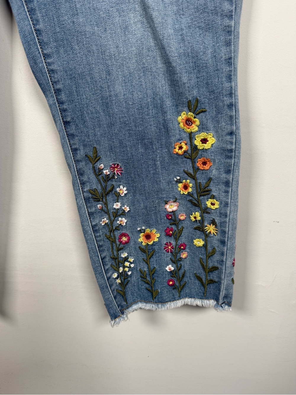 Colwater Creek Wildflower Embroidered crop Jeans, Size 14P, Great Condition - Picture 5 of 11